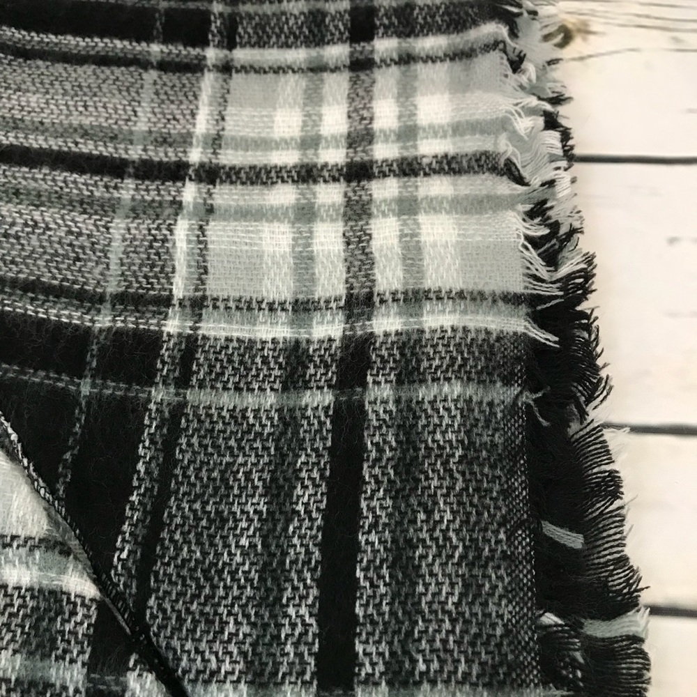 🚫Sold🚫Black and Grey Plaid Fringed Tartan Scarf - Picture 5 of 6